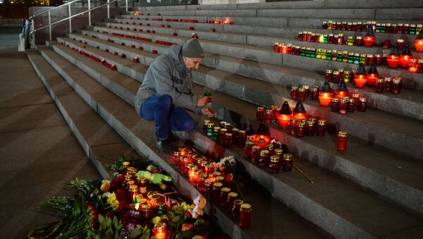 Bougies près de la Cathédrale du Christ-Sauveur de Moscou après le crash de l'Airbus-A321 - Sputnik Afrique