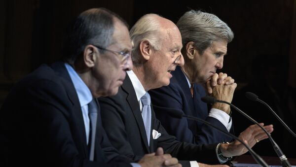 Le chef de la diplomatie russe Sergueï Lavrov, son homologue américain John Kerry et l'envoyé spécial de l'Onu pour la Syrie Staffan de Mistura (au centre) lors de négociations à Vienne le 30 novembre 2015 - Sputnik Afrique