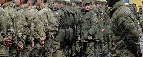 Soldats ukrainiens et américains sur le polygone Iavorov - Sputnik Afrique