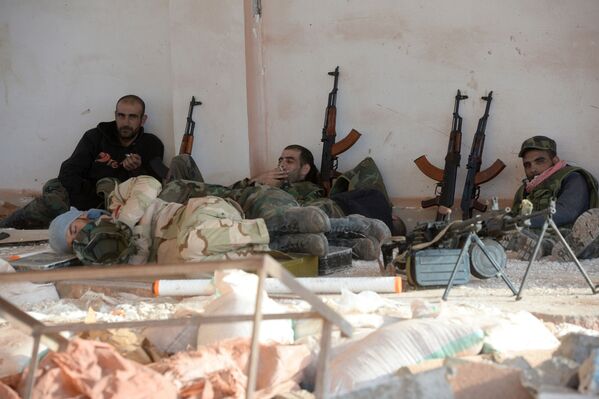 L'armée syrienne en position aux abords de Palmyre - Sputnik Afrique