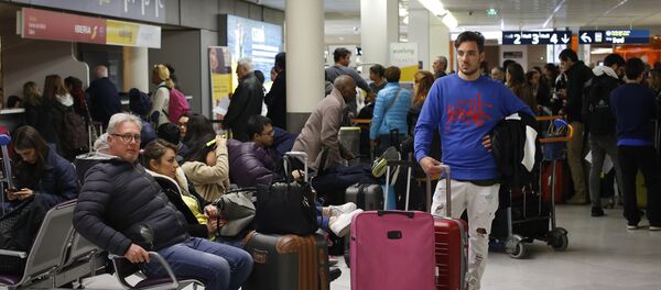 les passagers dans l'aéroport d'Orly - Sputnik Afrique