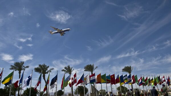 Un avion survole l'aéroport à Charm el-Cheikh - Sputnik Afrique