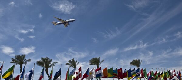 Un avion survole l'aéroport à Charm el-Cheikh Un avion survole l'aéroport à Charm el-Cheikh - Sputnik Afrique