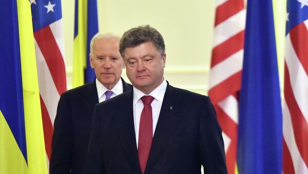 Ukrainian President Petro Poroshenko (R) and US Vice-President Joe Biden - Sputnik Afrique