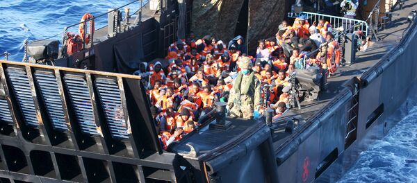 Un navire transportant des migrants en Italie - Sputnik Afrique