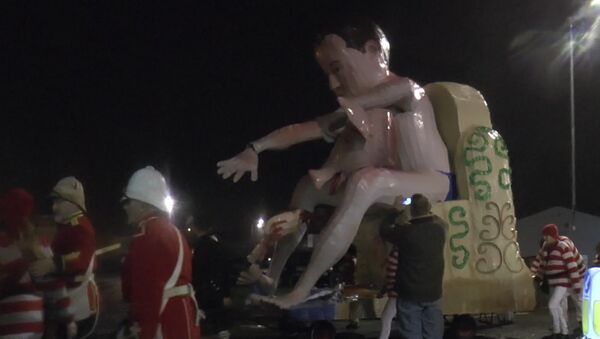 L'effigie de David Cameron incendiée avec une tête de porc - Sputnik Afrique