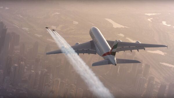 Deux hommes en jetpack volent autour d'un Airbus A380 à Dubaï - Sputnik Afrique