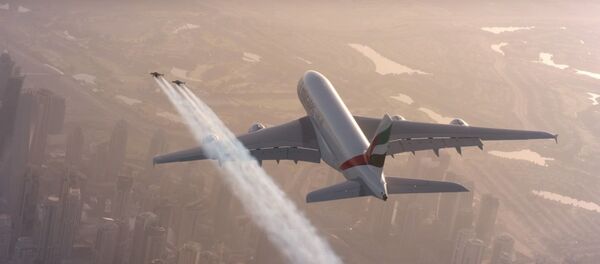 Deux hommes en jetpack volent autour d'un Airbus A380 à Dubaï Deux hommes en jetpack volent autour d'un Airbus A380 à Dubaï - Sputnik Afrique