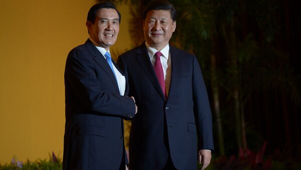 Poignée de main historique entre les présidents chinois et taïwanais, le 7 novembre 2015 - Sputnik Afrique