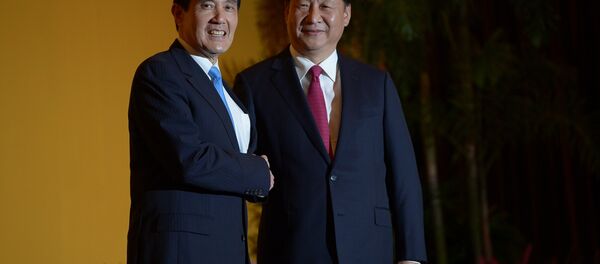 Poignée de main historique entre les présidents chinois et taïwanais, le 7 novembre 2015 - Sputnik Afrique