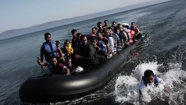 Réfugiés venant de Turquie à bord d'un canot pneumatique, le 4 septembre 2015 - Sputnik Afrique