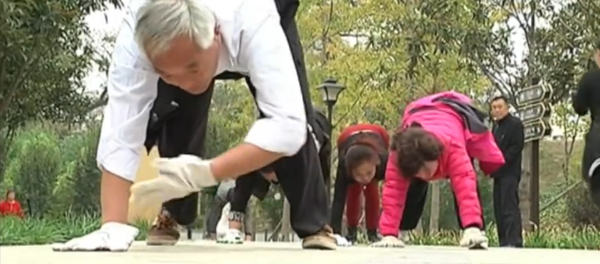 Les Chinois rampent à quatre pattes. Nouveau sport en Chine. - Sputnik Afrique