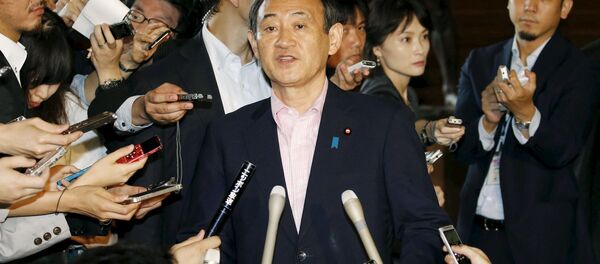 Le porte-parole du gouvernement japonais  Yoshihide Suga lors d'une conférence de presse à Kyodo, le 29 mai 2015 - Sputnik Afrique