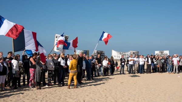 manifestants menés par la branche française de Pegida ont marché dans les rues de Calais - Sputnik Afrique