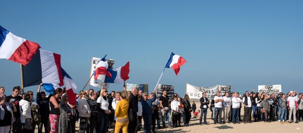 manifestants menés par la branche française de Pegida ont marché dans les rues de Calais manifestants menés par la branche française de Pegida ont marché dans les rues de Calais - Sputnik Afrique