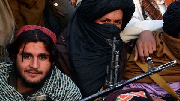 des combattants talibans afghans écoutent mollah Mohammed Akhund Rasool - Sputnik Afrique