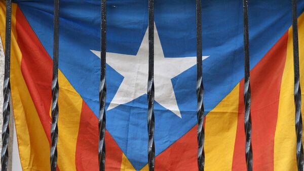 Un drapeau catalan vu à travers les barreaux d'un balcon à Barcelone - Sputnik Afrique