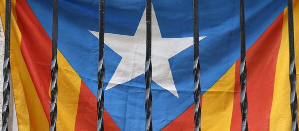 Un drapeau catalan vu à travers les barreaux d'un balcon à Barcelone - Sputnik Afrique
