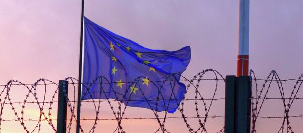 Le drapeau de l'UE derrière le fil de fer barbelé - Sputnik Afrique