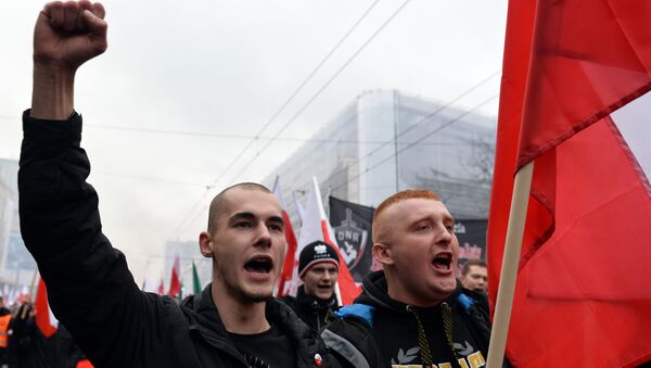 Des dizaines de milliers de manifestants à Varsovie à l'appel de l'extrême droite - Sputnik Afrique
