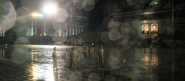 Soldats nord-coréens devant des portraits de dirigeants fin Kim Jong-un et Kim Il-sung - Sputnik Afrique