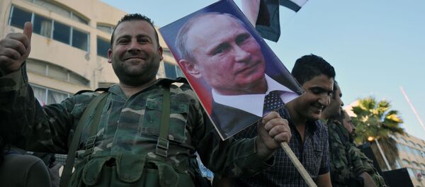 Военнослужащие САА на митинге в поддержку операции российской авиагруппы в городе Тартус - Sputnik Afrique