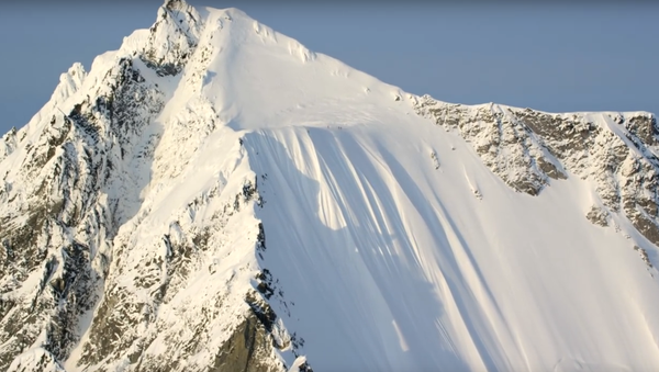 Un skieur survit à une chute de neige en Alaska - Sputnik Afrique