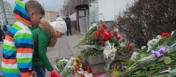 People lay flowers outside the French embassy in Moscow on November 14, 2015, to pay tribute to the victims of the deadly attacks in Paris - Sputnik Afrique