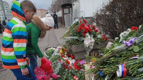 People lay flowers outside the French embassy in Moscow on November 14, 2015, to pay tribute to the victims of the deadly attacks in Paris - Sputnik Afrique
