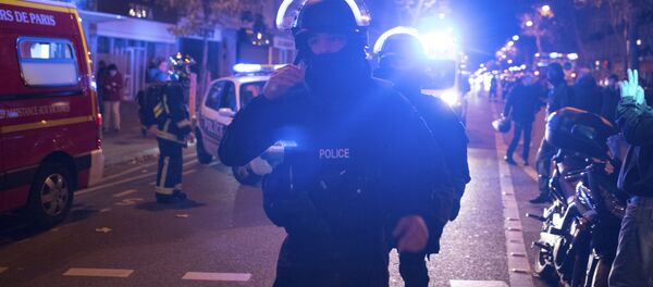 Французские полицейские у театра Bataclan, где террористы захватили заложников - Sputnik Afrique