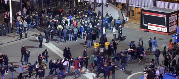 Les fans de football quittent le Stade, autour de laquelle il y avait des explosions - Sputnik Afrique