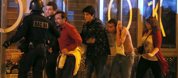 Французские спецслужбы эвакуируют людей из театра Bataclan, где террористы захватили заложников - Sputnik Afrique