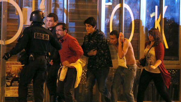 Французские спецслужбы эвакуируют людей из театра Bataclan, где террористы захватили заложников - Sputnik Afrique