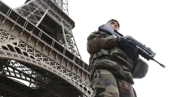 Une patrouille militaire devant la Tour Eiffel - Sputnik Afrique