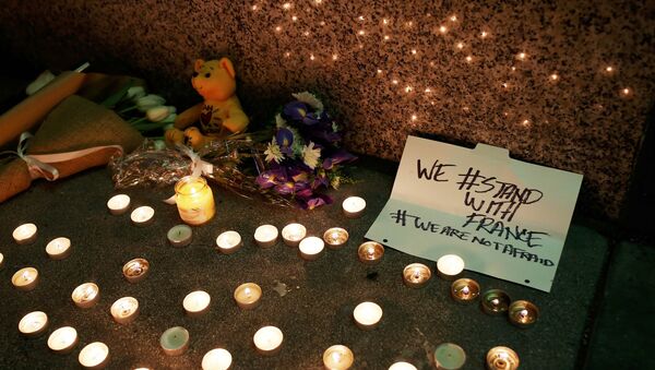 A makeshift memorial honoring the victims of the terror attack in Paris is seen outside the Consulate General of France in San Francisco, California November 13, 2015. - Sputnik Afrique