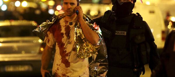 Un homme blessé lors de l'attaque du Bataclan, en 2015 - Sputnik Afrique