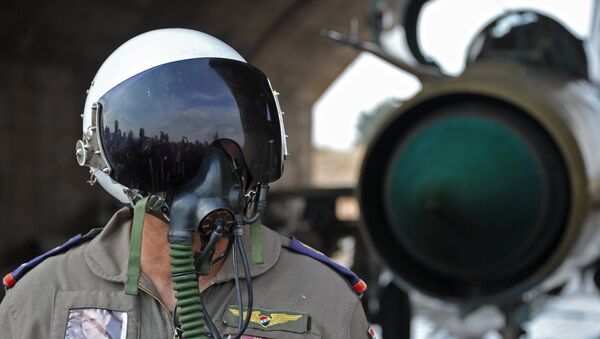 Un pilote syrien sur la base aérienne militaire Hama en Syrie - Sputnik Afrique