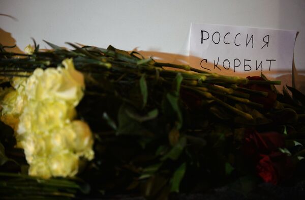 Depuis samedi matin, les Russes apportent des fleurs à l'ambassade de France à Moscou pour montrer leur solidarité avec le peuple français. - Sputnik Afrique