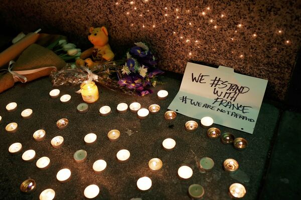 Des fleurs et des bougies à San Francisco, en Californie, près du Consulat général de France pour honorer la mémoire des victimes de multiples attaques terroristes à Paris d’hier soir qui ont fait 129 morts et au moins 200 blessés. - Sputnik Afrique