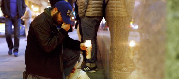 Des fleurs et des bougies à San Francisco, en Californie, près du Consulat général de France pour honorer la mémoire des victimes de multiples attaques terroristes à Paris d’hier soir qui ont fait 129 morts et au moins 200 blessés. - Sputnik Afrique