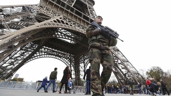 French military patrol near the Eiffel Tower the day after a series of deadly attacks in Paris , November 14, 2015 - Sputnik Afrique