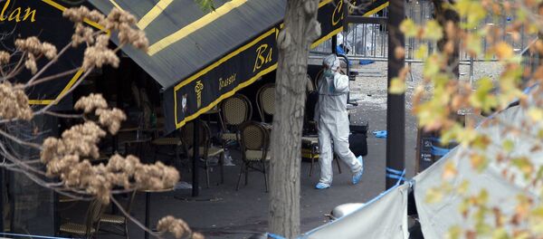 Un enquêteur travaille en dehors de la salle de concert Bataclan, le samedi 14 novembre 2015 à Paris - Sputnik Afrique