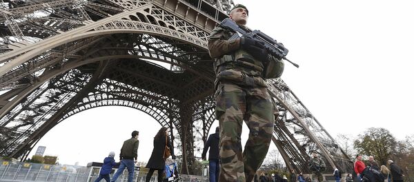 French military patrol near the Eiffel Tower the day after a series of deadly attacks in Paris , November 14, 2015 - Sputnik Afrique