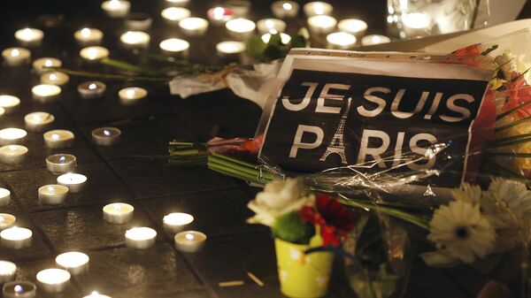 Flowers and candles are placed near the scene of a shootin the day after a series of deadly attacks in Paris , November 14, 2015 - Sputnik Afrique
