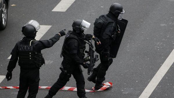 Members of the French national police intervention group (BRI) prepare to carry out searches in the vicinity of where a female police officer was shot dead in Montrouge, a southern suburb of Paris on January 8, 2015 - Sputnik Afrique