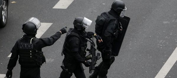 Members of the French national police intervention group (BRI) prepare to carry out searches in the vicinity of where a female police officer was shot dead in Montrouge, a southern suburb of Paris on January 8, 2015 - Sputnik Afrique