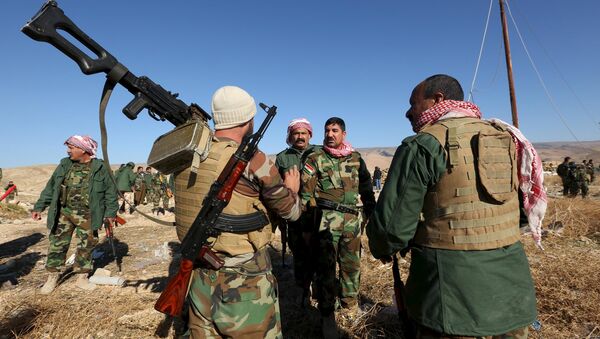Members of the Kurdish peshmerga forces gather in the town of Sinjar, Iraq November 13, 2015. Kurdish peshmerga forces secured several strategic facilities in the northern Iraqi town of Sinjar on Friday as part of an offensive against Islamic State militants that could provide critical momentum in efforts to defeat the jihadist group. REUTERS/Ari Jalal - Sputnik Afrique