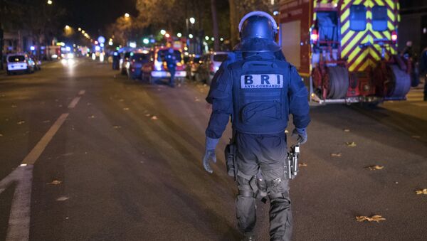 An elite police officer arrivesoutside the Bataclan theater in Paris, France, Wednesday, Nov. 13, 2015. - Sputnik Afrique