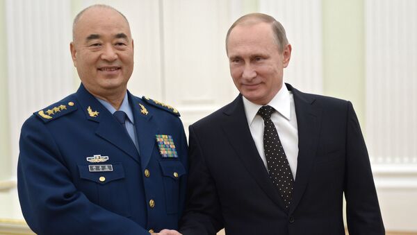Le président russe Vladimir Poutine et le vice-président de la Commission militaire centrale (CMC) de Chine, Xu Qiliang - Sputnik Afrique