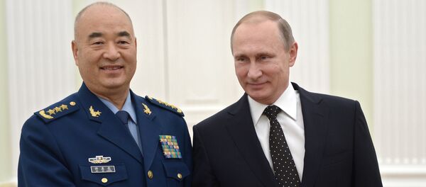 Le président russe Vladimir Poutine et le vice-président de la Commission militaire centrale (CMC) de Chine, Xu Qiliang - Sputnik Afrique